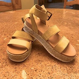 NWOT sandals